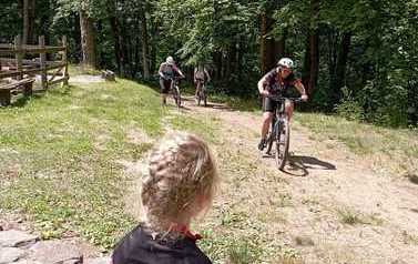 Na zdjęciu grupa rowerzyst&oacute;w. 