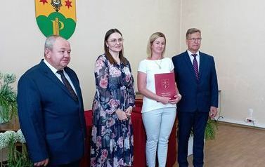 Na zdjęciu Władze Gminy Przeworno, Dyrektor Szkoły oraz wychowawca.