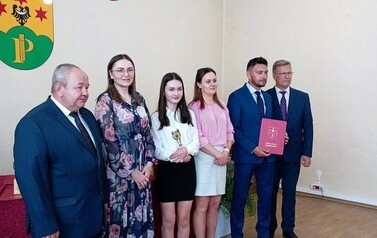 Na zdjęciu Władze Gminy Przeworno, Dyrektor Szkoły oraz absolwenci z rodzicami.