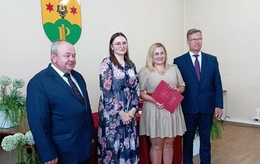 Na zdjęciu Władze Gminy Przeworno, Dyrektor Szkoły oraz Wychowawca. 