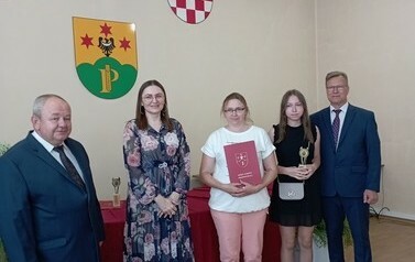 Na zdjęciu Władze Gminy Przeworno, Dyrektor Szkoły oraz absolwenci z rodzicami.