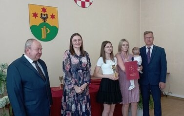 Na zdjęciu Władze Gminy Przeworno, Dyrektor Szkoły oraz absolwenci z rodzicami.