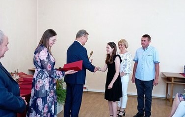 Na zdjęciu Władze Gminy Przeworno, Dyrektor Szkoły oraz absolwenci z rodzicami.
