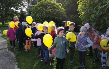 Dzieci trzymające balony z Gminy Przeworno.