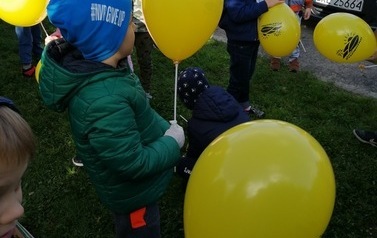 Dzieci trzymające balony z Gminy Przeworno. 