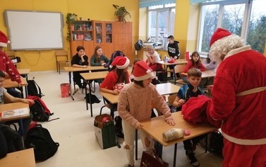 Święty Mikołaj rozdający słodycze w Zespole Szkolno - Przedszkolnym w Przewornie
