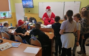 Święty Mikołaj rozdający słodycze w Zespole Szkolno - Przedszkolnym w Przewornie