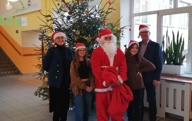 Święty Mikołaj, W&oacute;jt Gminy Przeworno, Sekretarz oraz dzieci na tle choinki. 