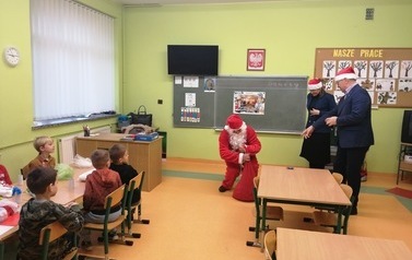 Święty Mikołaj rozdający słodycze w Zespole Szkolno - Przedszkolnym w Przewornie. 