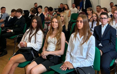 Gala Absolwent&oacute;w 2026_Uczniowie klas VIII wraz z rodzicami