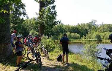 Na zdjęciu grupa rowerzyst&oacute;w. 