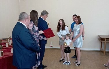 Na zdjęciu Władze Gminy Przeworno, Dyrektor Szkoły oraz absolwenci z rodzicami. 