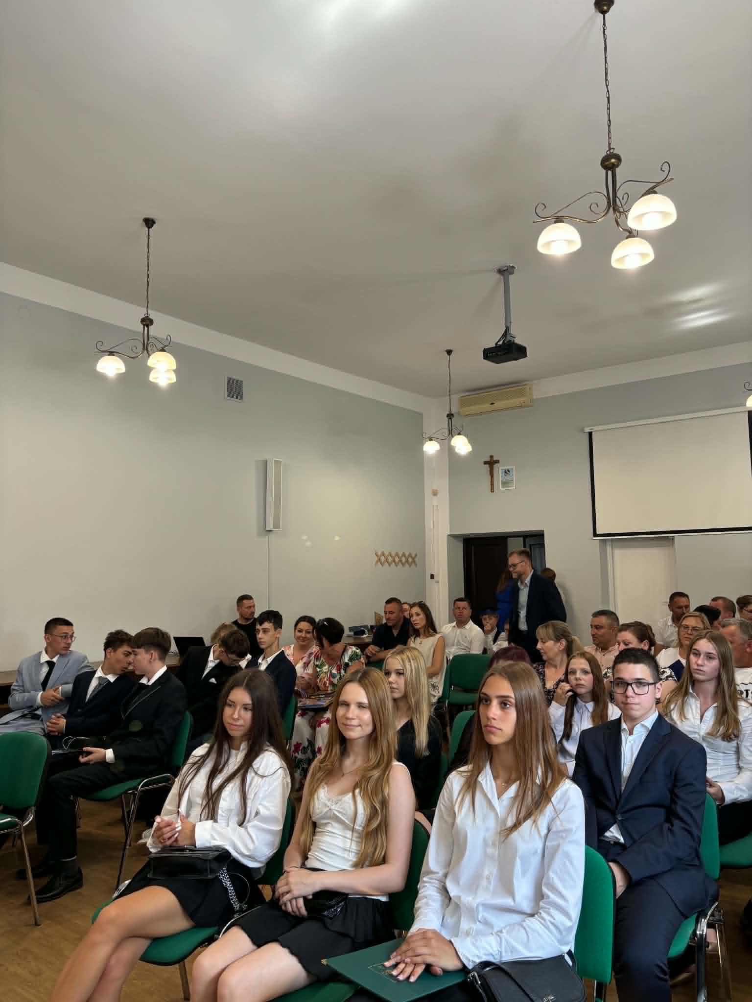 Gala Absolwent&oacute;w_Uczniowie VIII klas z&nbsp;rodzicami