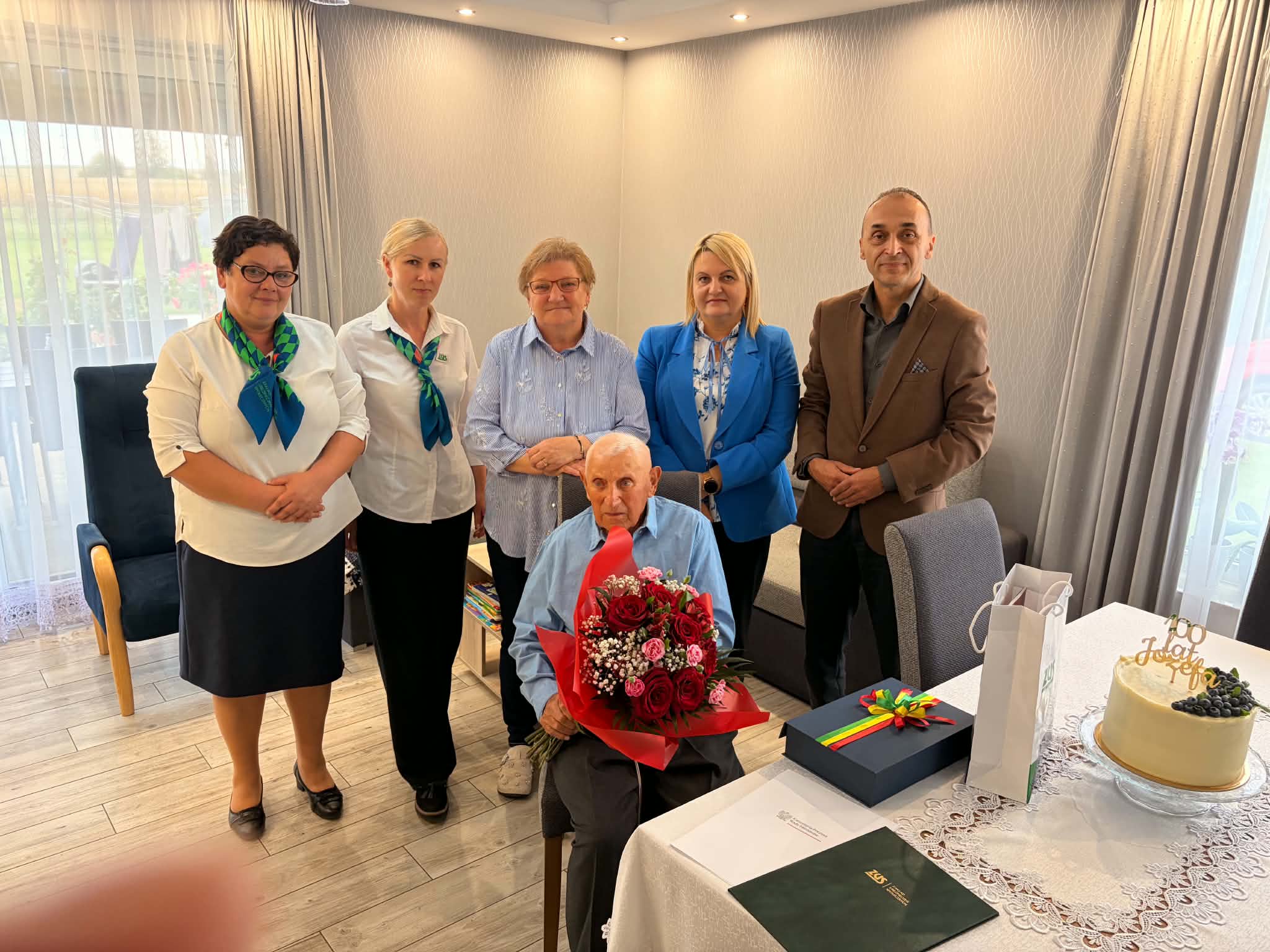 Setne urodziny mieszkańca Gminy Przeworno_Zdjęcie grupowe_Ludzie