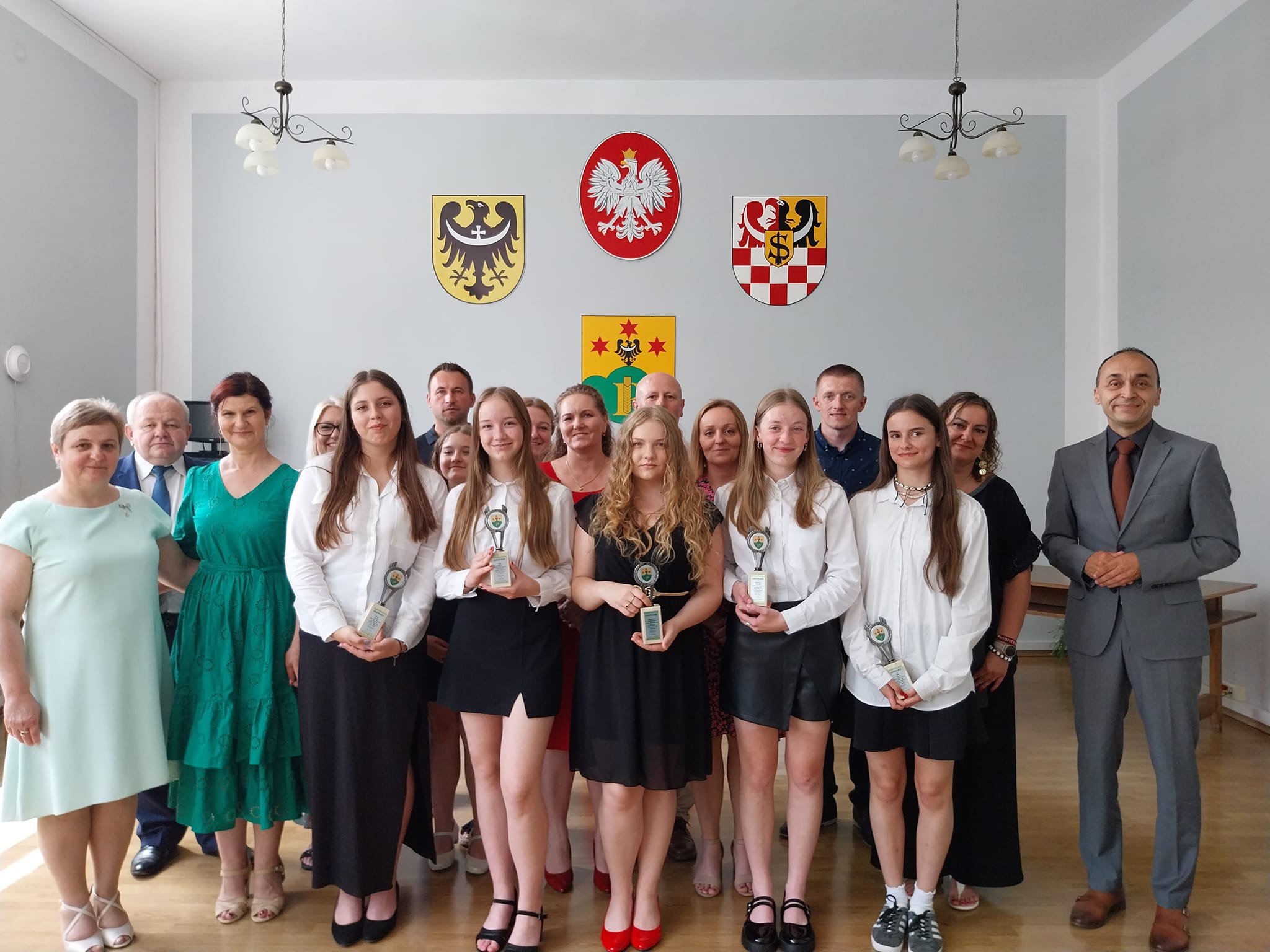 Grupowe zdjęcie Absolwentów kończących z wyróznieniem Szkołę Podstawową im. Św. Jana Pawła II w Przewornie wraz z rodzicami, Wójtem oraz Dyrekcją. 