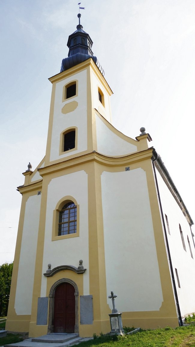 Kościół w Siemisławicach po remontcie
