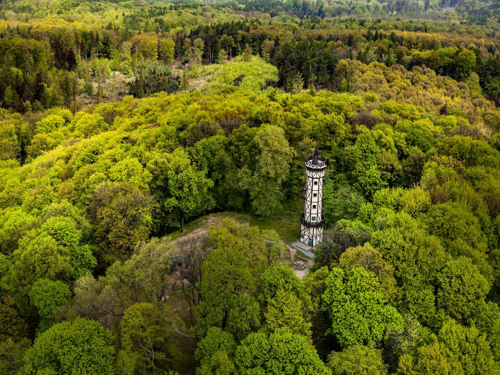 Zdjęcie z lotu ptaka - wieża widokowa na Górze Gromnik, panorama