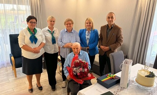 Setne urodziny mieszkańca Gminy Przeworno_Zdjęcie grupowe_Ludzie
